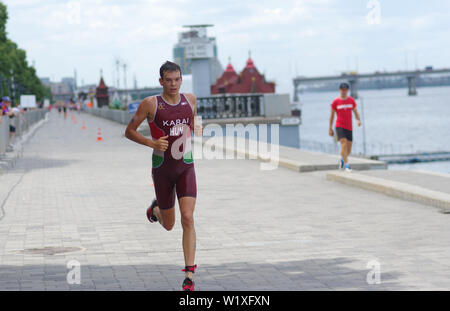 DNIPRO, Ucraina - Giugno 08, 2019: vincitore (Karai Levente) in esecuzione su un terrapieno di città nel corso del '2019 Dnipro ETU Triathlon Junior European Cup' un Foto Stock