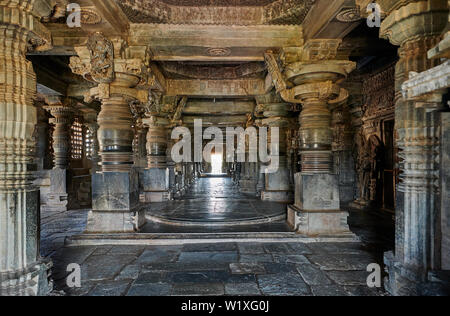 Interior shot di Halebid Hoysaleswara tempio Jain, Dwarasamudra (gateway per i mari), Halebidu, Hassan, Karnataka, India Foto Stock