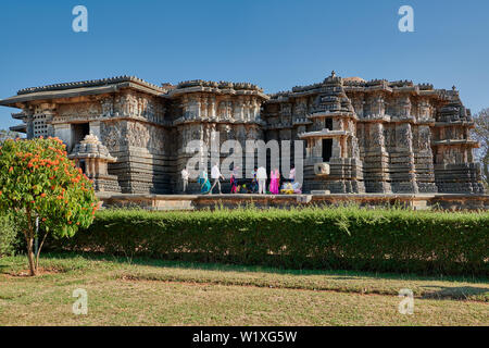 Foto di famiglia incredibile Halebid Hoysaleswara tempio Jain, Hassan, Karnataka, India Foto Stock