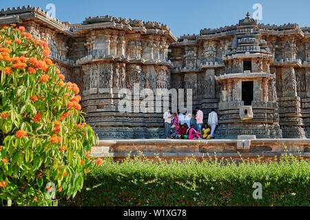 Foto di famiglia incredibile Halebid Hoysaleswara tempio Jain, Hassan, Karnataka, India Foto Stock