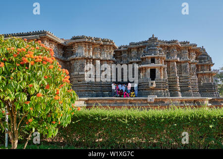 Foto di famiglia incredibile Halebid Hoysaleswara tempio Jain, Hassan, Karnataka, India Foto Stock