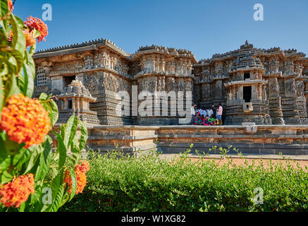 Foto di famiglia incredibile Halebid Hoysaleswara tempio Jain, Hassan, Karnataka, India Foto Stock