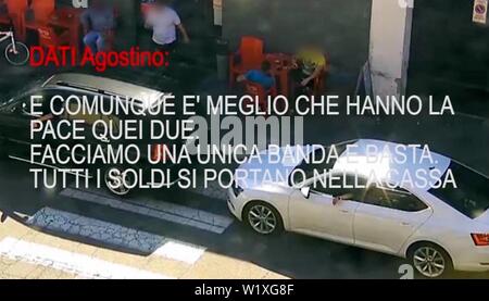 Ai Carabinieri del Comando Provinciale di Milano, nelle province di Milano, Varese, Cosenza, Crotone, Firenze, Udine, Ancona, Aosta e Novara, sta eseguendo una custodia cautelare ordine contro 34 persone (32 italiani, una marocchina e una donna rumena), ritenuti responsabili a vario titolo di mafia-associazione di tipo di danni, seguita da un incendio, estorsioni, violenza privata, aggravata lesioni personali, minaccia, la detenzione e il porto abusivo di armi, detenzione e spaccio di droga (Fotogramma/fotogramma, Milano - Foto Stock