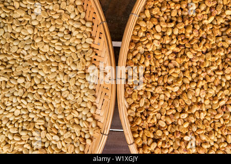 I chicchi di caffè di essiccazione al sole Foto Stock