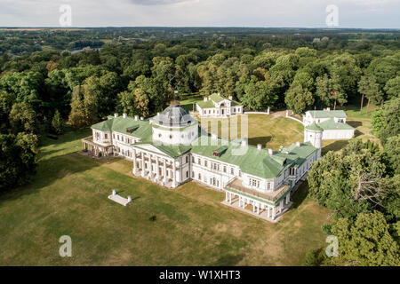 Antenna vista estiva di Kachanivka (Kachanovka) riserva naturale nazionale, ex Tarnovskies station wagon, una popolare destinazione turistica nella regione di Chernihiv, Ukr Foto Stock