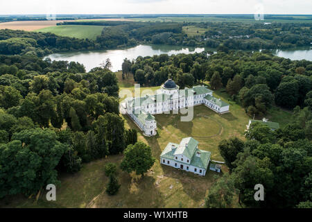 Antenna vista estiva di Kachanivka (Kachanovka) riserva naturale nazionale, ex Tarnovskies station wagon, una popolare destinazione turistica nella regione di Chernihiv, Ukr Foto Stock