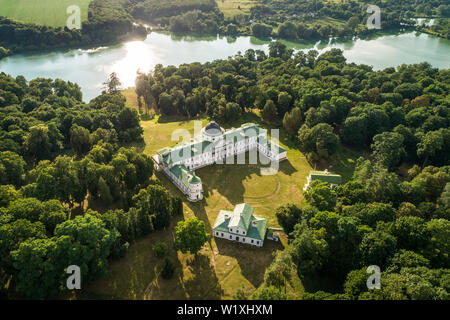 Antenna vista estiva di Kachanivka (Kachanovka) riserva naturale nazionale, ex Tarnovskies station wagon, una popolare destinazione turistica nella regione di Chernihiv, Ukr Foto Stock