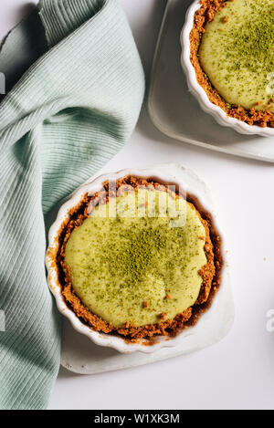 In casa cremoso tè verde Matcha mini-cheesecake decorate con il tè verde in polvere Foto Stock