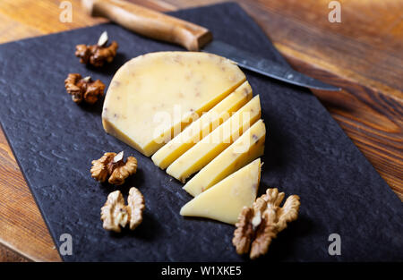 Delizioso formaggio Gouda con noci Foto Stock