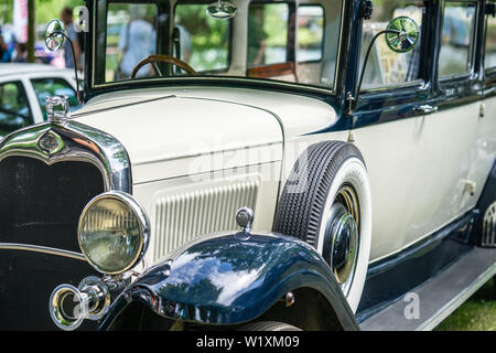 Bedford, Bedfordshire, Regno Unito il 2 giugno 2019. Frammento di 1930 s Style Ford Modello una berlina Foto Stock