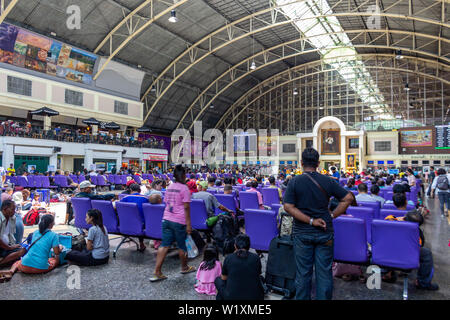 Bangkok, Tailandia - 14 Aprile 2019: passeggeri in attesa all'interno di Hua Lamphong stazione ferroviaria principale Foto Stock