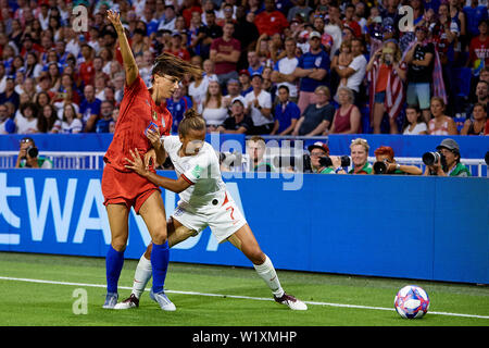 Lione, Francia - Luglio 02: Alex Morgan (L) degli STATI UNITI D'AMERICA compete per la sfera con Nikita Parris di Inghilterra durante il 2019 FIFA Coppa del Mondo Donne Francia Semi Final match tra Inghilterra e Stati Uniti d'America a Stade de Lyon il 2 luglio 2019 a Lione, in Francia. (Foto di David Aliaga/MB Media) Foto Stock