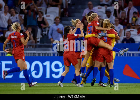 Lione, Francia - Luglio 02: usa i giocatori festeggiare la vittoria durante il 2019 FIFA Coppa del Mondo Donne Francia Semi Final match tra Inghilterra e Stati Uniti d'America a Stade de Lyon il 2 luglio 2019 a Lione, in Francia. (Foto di David Aliaga/MB Media) Foto Stock