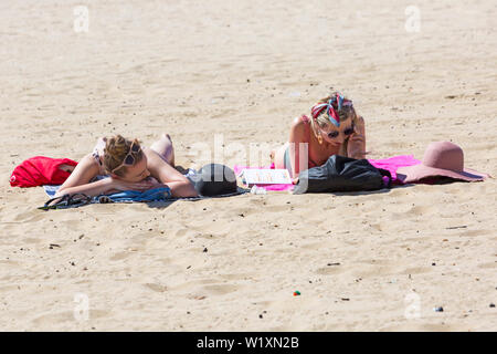 Bournemouth Dorset UK. 4 luglio 2019. Regno Unito: Meteo Sole e caldo con ininterrotta in un cielo azzurro e sole a Bournemouth spiagge come testa sunseekers al mare per rendere la maggior parte del tempo splendido. Credito: Carolyn Jenkins/Alamy Live News Foto Stock
