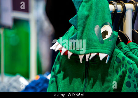 Green Dragon creative o dinosaur costume maglione per bambini, vendite nella kids fashion store. Foto Stock