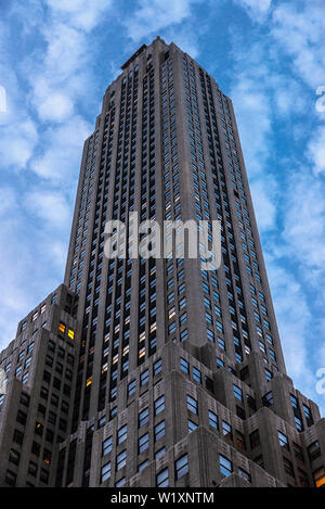 Inquadratura dal basso del moderno grattacielo in 500 Fifth Avenue, Manhattan, New York City, Stati Uniti d'America Foto Stock