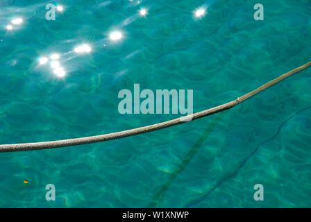 La luce del sole sulle acque limpide, Mullion Cove, Cornwall Foto Stock