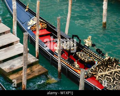 Gondola Veneziana, ormeggiate dai gradini in legno, Venezia, Italia Foto Stock