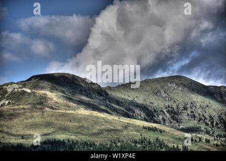 Emberger Alm, Alm, Kärnten, Greifenburg, Spittal, Drau, Spittal an der Drau, Oberkärnten, Baumgrenze, Weißensee, Bergstraße, Kurve, Kehre, Wald, Bergw Foto Stock