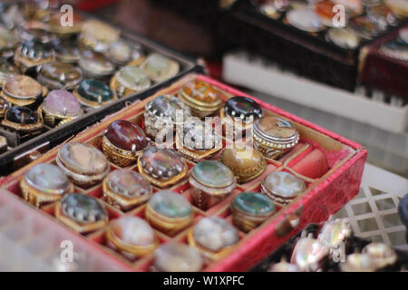 La bellezza di colorati anelli di agata ordinatamente disposte Foto Stock