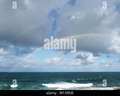 Doppio arco arcobaleno sul mare, sopra l'oceano Foto Stock