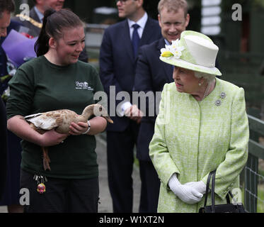 La regina Elisabetta II con il detentore Maia Gordon come Olive l anatra cammina accanto a loro durante una visita alla città di Gorgie agriturismo a Edimburgo. Foto Stock