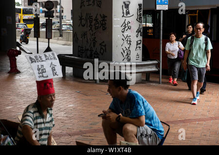 Hong Kong, Cina. 04 Luglio, 2019. Pendolari uscire di un autobus vicino all'edificio del Consiglio legislativo e di prossimità che è stato vandalizzato da anti extradition bill contestatori. Credito: SOPA Immagini limitata/Alamy Live News Foto Stock