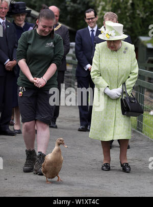 La regina Elisabetta II con il detentore Maia Gordon come Olive l anatra cammina accanto a loro durante una visita alla città di Gorgie agriturismo a Edimburgo. Foto Stock