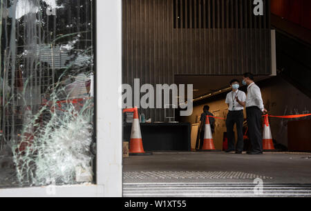 Hong Kong, Cina. 04 Luglio, 2019. Una vista di un vetro rotto in corrispondenza del consiglio legislativo complesso dopo essendo di vandalismo da anti extradition bill contestatori. Credito: SOPA Immagini limitata/Alamy Live News Foto Stock