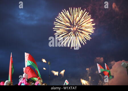 (190704) -- Minsk, 4 luglio 2019 (Xinhua) -- La gente guarda i fuochi d'artificio dopo la Bielorussia il Giorno di Indipendenza parata militare a Minsk, Bielorussia, Luglio 3, 2019. La Bielorussia il Giorno di Indipendenza parata militare si è svolta a Minsk mercoledì. Nel dicembre 1996, il Presidente bielorusso Alexander Lukashenko ha firmato un decreto per stabilire uno stato in vacanza - Bielorussia il Giorno di Indipendenza. Esso è contrassegnato il giorno a Minsk è stata liberata dagli invasori nazisti - Luglio 3, 1944. (Xinhua/Wei Zhongjie) Foto Stock