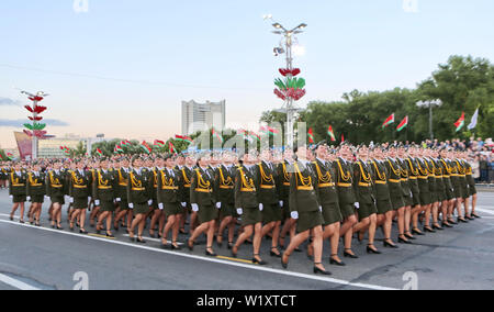 (190704) -- Minsk, 4 luglio 2019 (Xinhua) -- Servicewomen marzo durante la Bielorussia il Giorno di Indipendenza parata militare a Minsk, Bielorussia, Luglio 3, 2019. La Bielorussia il Giorno di Indipendenza parata militare si è svolta a Minsk mercoledì. Nel dicembre 1996, il Presidente bielorusso Alexander Lukashenko ha firmato un decreto per stabilire uno stato in vacanza - Bielorussia il Giorno di Indipendenza. Esso è contrassegnato il giorno a Minsk è stata liberata dagli invasori nazisti - Luglio 3, 1944. (Xinhua/Wei Zhongjie) Foto Stock