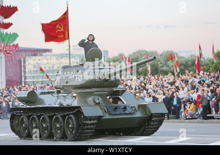 (190704) -- Minsk, 4 luglio 2019 (Xinhua) -- un T-34 serbatoio è visto durante la Bielorussia il Giorno di Indipendenza parata militare a Minsk, Bielorussia, Luglio 3, 2019. La Bielorussia il Giorno di Indipendenza parata militare si è svolta a Minsk mercoledì. Nel dicembre 1996, il Presidente bielorusso Alexander Lukashenko ha firmato un decreto per stabilire uno stato in vacanza - Bielorussia il Giorno di Indipendenza. Esso è contrassegnato il giorno a Minsk è stata liberata dagli invasori nazisti - Luglio 3, 1944. (Xinhua/Wei Zhongjie) Foto Stock