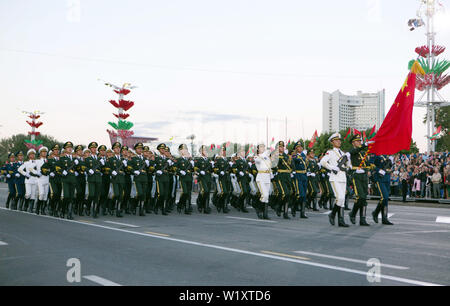 (190704) -- Minsk, 4 luglio 2019 (Xinhua) -- Guardia d'onore del popolo cinese della Esercito di Liberazione (PLA) marzo durante la Bielorussia il Giorno di Indipendenza parata militare a Minsk, Bielorussia, Luglio 3, 2019. La Bielorussia il Giorno di Indipendenza parata militare si è svolta a Minsk mercoledì. Nel dicembre 1996, il Presidente bielorusso Alexander Lukashenko ha firmato un decreto per stabilire uno stato in vacanza - Bielorussia il Giorno di Indipendenza. Esso è contrassegnato il giorno a Minsk è stata liberata dagli invasori nazisti - Luglio 3, 1944. (Xinhua/Wei Zhongjie) Foto Stock