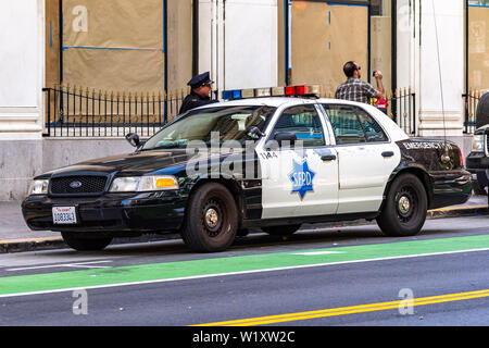 Giugno 30, 2019 San Francisco / CA / STATI UNITI D'AMERICA - Dipartimento di Polizia di San Francisco (SFPD) auto della polizia parcheggiata vicino ad una strada di mercato durante la SF Pride Parade Foto Stock