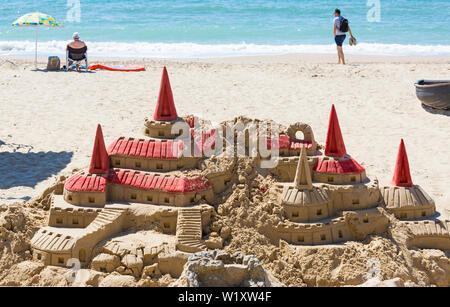 Bournemouth, Dorset Regno Unito. 4th luglio 2019. Tempo nel Regno Unito: Caldo e soleggiato, con cieli azzurri e sole sulle spiagge di Bournemouth, mentre chi ama il sole si dirige verso il mare per sfruttare al meglio il tempo glorioso. Elaborata scultura del castello di sabbia sulla spiaggia. Credit: Carolyn Jenkins/Alamy Live News Foto Stock