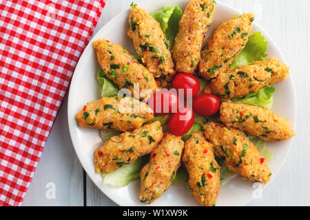 Mercimek Koftesi, cibo turco tradizionale con Bulgur e lenticchie Foto Stock