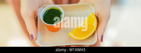 Wheatgrass shot. Succo di erba di frumento. Andamento della salute. erba di frumento banner, formato lungo Foto Stock