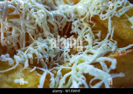 Primo piano di patate fritte con formaggio bianco Foto Stock