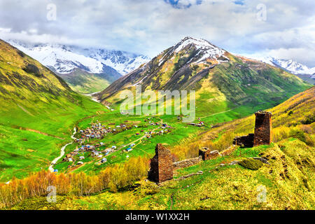 Vista aerea della regina Tamari castello di Ushguli. Patrimonio mondiale UNESCO in Alta Svaneti, Georgia Foto Stock