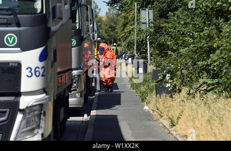 Dortmund, Germania. 04 Luglio, 2019. I vigili del fuoco in ABC tute di protezione a controllare le merci pericolose al trasportatore. Il furgone aveva una perdita dalla perdita di gas. Credito: Caroline Seidel/dpa/Alamy Live News Foto Stock