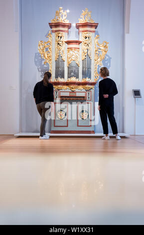 Amburgo, Germania. 04 Luglio, 2019. Due le donne guardano a vicenda nel Museo di Arti e Mestieri in mostra Manufaktur des Klangs. 2000 anni di costruzione di organi e di organo a suonare in un organo durante un incontro con la stampa. Più di 30 mostre, tra cui 14 strumenti storici e ricostruzioni, vi invitano a conoscere la progettazione strutturale e la raffinatezza tecnica dell'organo Wunderwerk nella mostra. Credito: Daniel Bockwoldt/dpa/Alamy Live News Foto Stock