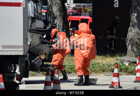 Dortmund, Germania. 04 Luglio, 2019. I vigili del fuoco in ABC tute di protezione a controllare le merci pericolose al trasportatore. Il furgone aveva una perdita dalla perdita di gas. Credito: Caroline Seidel/dpa/Alamy Live News Foto Stock