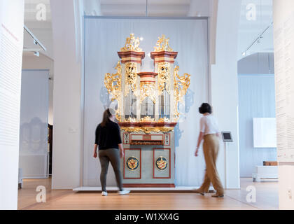 Amburgo, Germania. 04 Luglio, 2019. Due donne sono alla ricerca di ogni altro nel Museum für Kunst und Gewerbe nella mostra Manufaktur des Klangs. 2000 anni di costruzione di organi e di organo a suonare in un organo durante un incontro con la stampa. Più di 30 mostre, tra cui 14 strumenti storici e ricostruzioni, vi invitano a conoscere la progettazione strutturale e la raffinatezza tecnica dell'organo Wunderwerk nella mostra. Credito: Daniel Bockwoldt/dpa/Alamy Live News Foto Stock