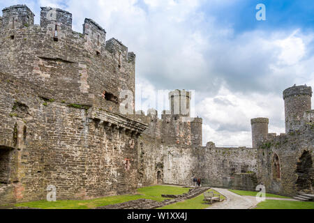 Le rovine del XIII secolo reparto esterno a Conwy Castle sono ora un sito del Patrimonio Mondiale e popolare attrazione turistica, Conwy Wales, Regno Unito Foto Stock