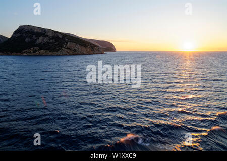 Sunrise vista da un traghetto (Corsica ferries) sulla strada per Golfo Aranci (Sardegna) da Livorno (Italia) Foto Stock