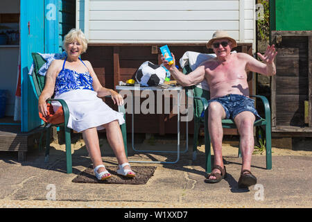 Bournemouth Dorset UK. 4 luglio 2019. Regno Unito: Meteo Sole e caldo con ininterrotta in un cielo azzurro e sole a Bournemouth spiagge come testa sunseekers al mare per rendere la maggior parte del tempo splendido. Credito: Carolyn Jenkins/Alamy Live News Foto Stock