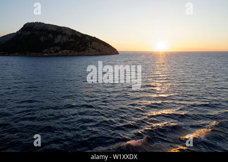 Sunrise vista da un traghetto (Corsica ferries) sulla strada per Golfo Aranci (Sardegna) da Livorno (Italia) Foto Stock