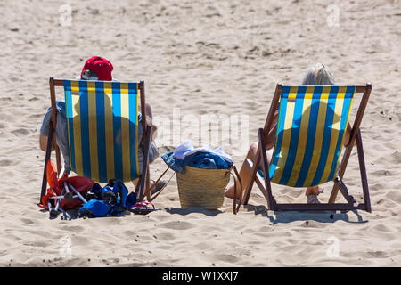 Bournemouth Dorset UK. 4 luglio 2019. Regno Unito: Meteo Sole e caldo con ininterrotta in un cielo azzurro e sole a Bournemouth spiagge come testa sunseekers al mare per rendere la maggior parte del tempo splendido. Credito: Carolyn Jenkins/Alamy Live News Foto Stock