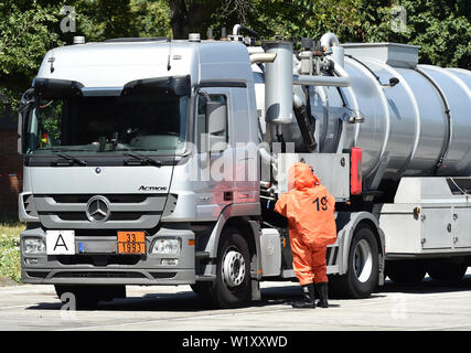 Dortmund, Germania. 04 Luglio, 2019. I vigili del fuoco in ABC tute di protezione a controllare le merci pericolose al trasportatore. Il furgone aveva una perdita dalla perdita di gas. Credito: Caroline Seidel/dpa - ATTENZIONE: targa e logo sono stati disturbato/dpa/Alamy Live News Foto Stock