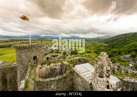 Guardando a Nord verso le montagne di Snowdonia dalla cima del castello a Harlech, Gwynedd, Wales, Regno Unito Foto Stock